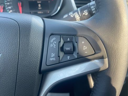 Used 2022 Chevrolet Trax LT w/ LT Convenience Package image 28