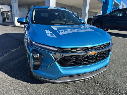 New 2026 Chevrolet Trax LT w/ Sunroof Package image 2