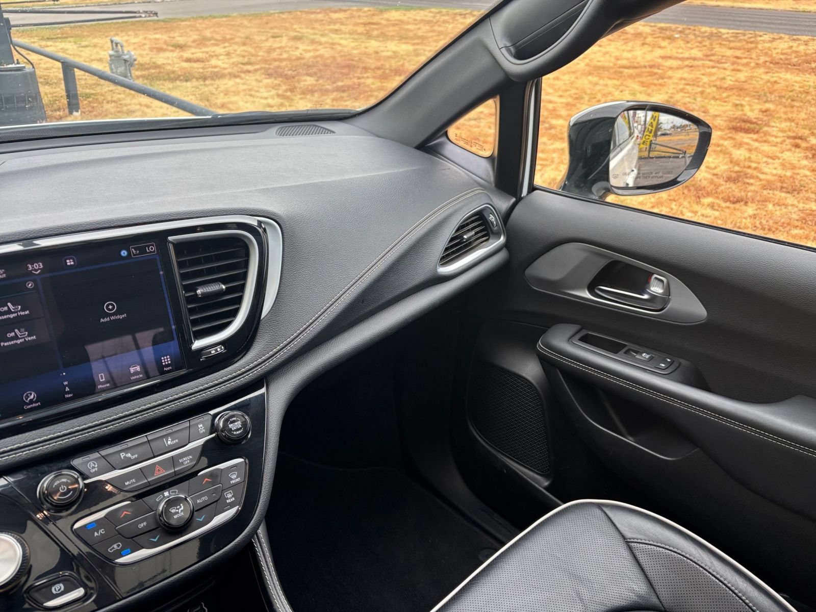 Used 2025 Chrysler Pacifica Limited FWD image 40