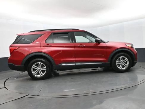 Used 2022 Ford Explorer XLT w/ Equipment Group 202A AWD/4WD image 4