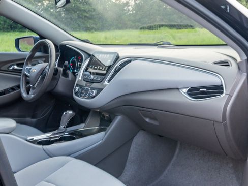 Used 2018 Chevrolet Malibu LT FWD image 16