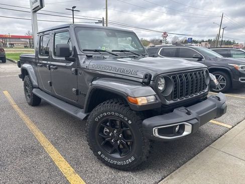 Used 2025 Jeep Gladiator Sport image 3