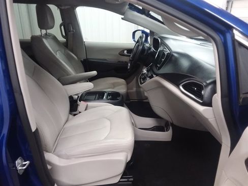 Used 2018 Chrysler Pacifica Touring-L image 16