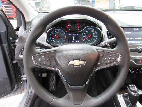 Used 2018 Chevrolet Cruze LT w/ Convenience Package image 19