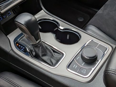 Certified 2022 Jeep Grand Cherokee Laredo X AWD/4WD image 17