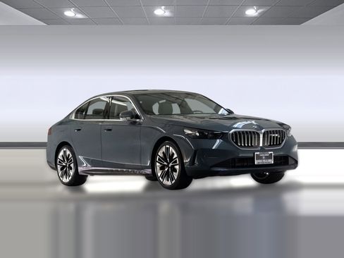 Used 2025 BMW 530i w/ Premium Package RWD image 6