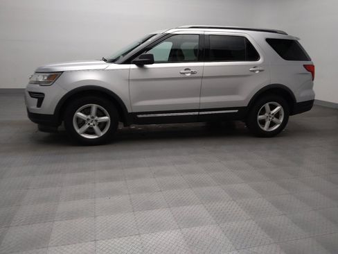 Used 2018 Ford Explorer XLT FWD image 2