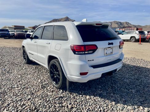 Used 2019 Jeep Grand Cherokee Altitude AWD/4WD image 3