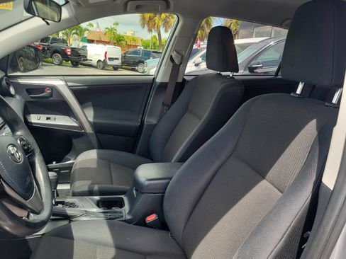 Used 2018 Toyota RAV4 LE FWD image 11