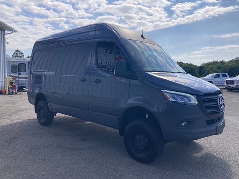 Used 2024 Mercedes-Benz Sprinter 2500 image 10