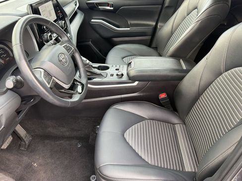 Used 2025 Toyota Highlander XSE AWD/4WD image 5