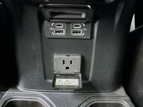 Used 2023 Jeep Wrangler Unlimited Rubicon AWD/4WD image 16