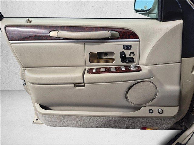 Used 2011 Lincoln Town Car Signature Limited RWD image 11