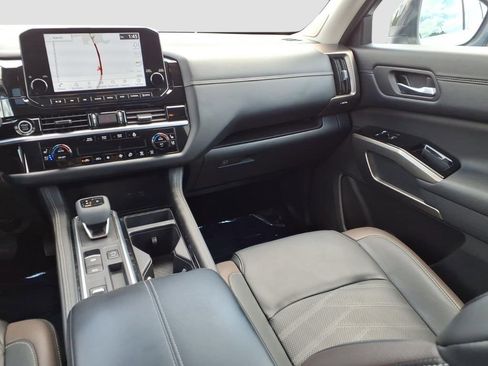 Used 2024 Nissan Pathfinder Platinum FWD image 14