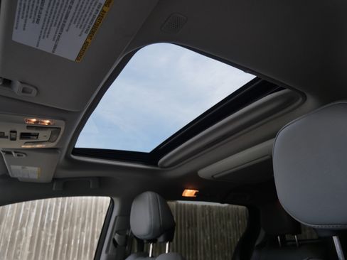 Used 2021 Toyota Sienna Limited image 11