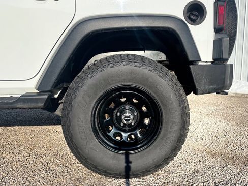 Used 2016 Jeep Wrangler Unlimited Sahara image 15