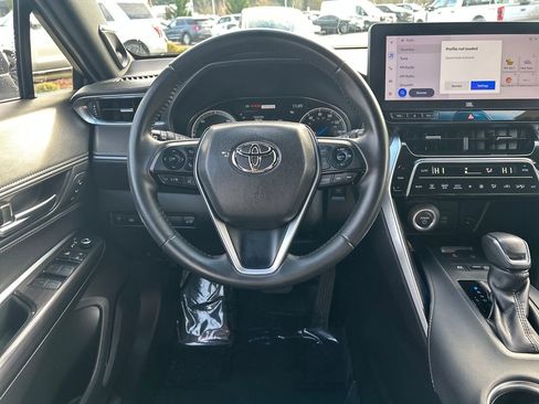 Used 2023 Toyota Venza XLE image 9