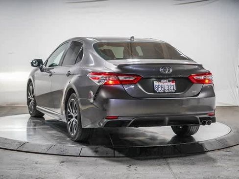 Certified 2020 Toyota Camry SE image 3