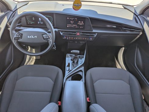 Used 2024 Kia Niro LX image 12