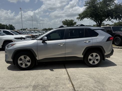 Used 2021 Toyota RAV4 XLE w/ Convenience Package FWD image 8