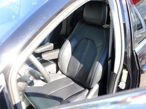 Used 2024 Chrysler Pacifica Touring-L FWD image 11