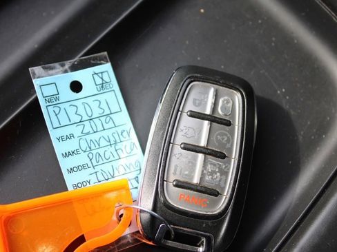 Used 2019 Chrysler Pacifica Touring-L image 36