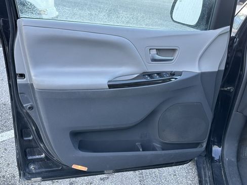 Used 2015 Toyota Sienna XLE image 11
