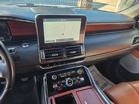 Used 2021 Lincoln Navigator Reserve image 9
