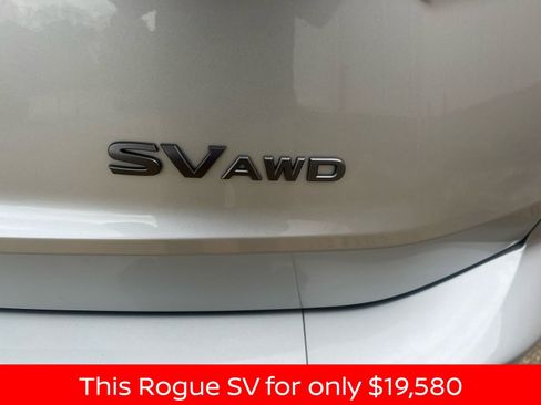 Used 2024 Nissan Rogue SV image 15