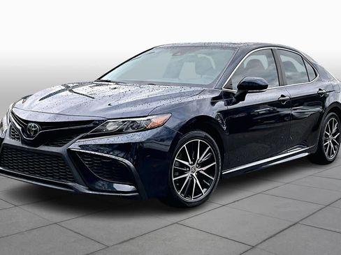 Certified 2021 Toyota Camry SE w/ Convenience Package image 2