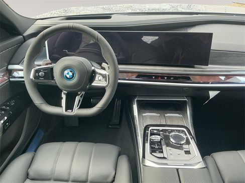 New 2026 BMW 750e xDrive image 10