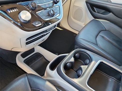 Used 2022 Chrysler Pacifica Touring-L image 18