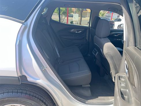 Used 2022 GMC Terrain SLE image 27