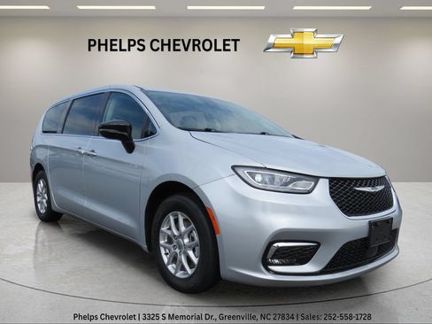Used 2024 Chrysler Pacifica Touring-L FWD image 3