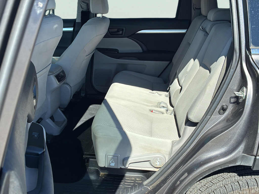 Used 2017 Toyota Highlander LE FWD image 17