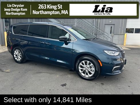 Used 2025 Chrysler Pacifica Select image 1