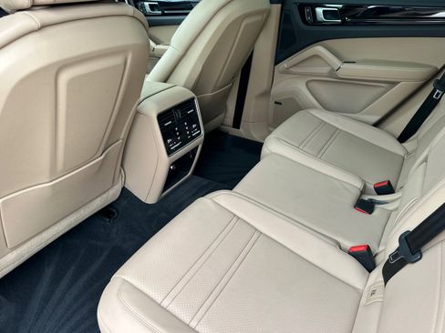 Certified 2022 Porsche Cayenne Platinum Edition image 13