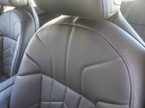 Used 2025 BMW 750e xDrive w/ Premium Package image 21