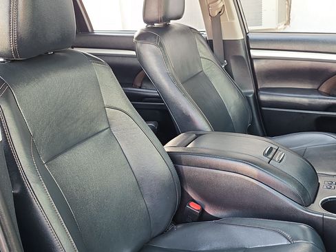 Used 2019 Toyota Highlander XLE AWD/4WD image 30