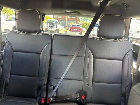 Used 2025 Chevrolet Suburban Premier AWD/4WD image 32
