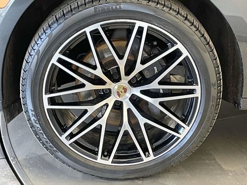 Certified 2025 Porsche Macan Base image 11