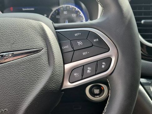 Used 2025 Chrysler Pacifica Select FWD image 21