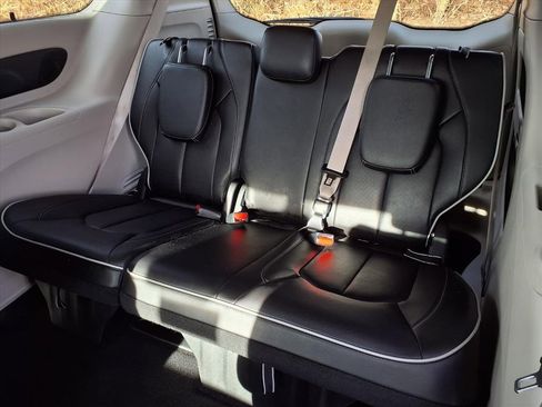 Used 2023 Chrysler Pacifica Limited image 8