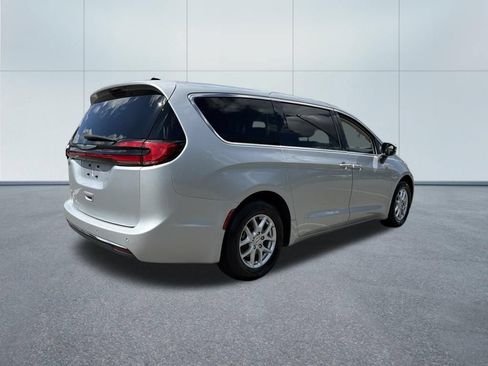 Used 2023 Chrysler Pacifica Touring-L FWD image 5