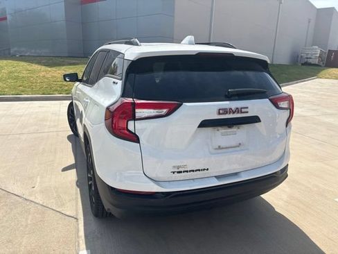 Used 2022 GMC Terrain SLT w/ Infotainment Package II FWD image 4