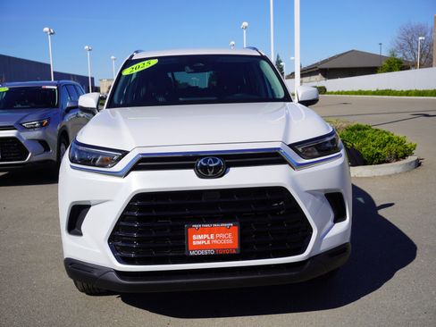 Used 2025 Toyota Grand Highlander AWD image 6