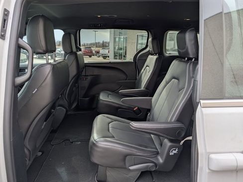 New 2026 Chrysler Pacifica Select FWD image 6