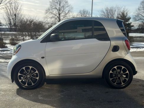 Used 2017 smart fortwo pure image 4
