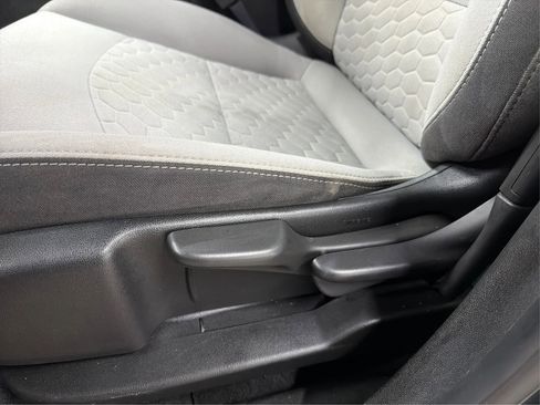 Used 2020 Chevrolet Equinox LS image 36