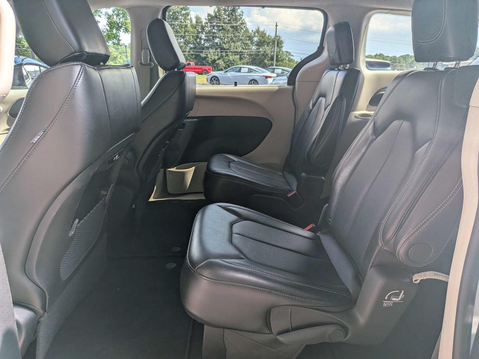 Used 2024 Chrysler Pacifica Touring-L FWD image 14